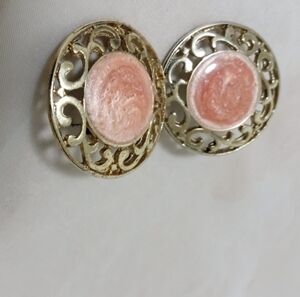 Women's 80's Filigree Pierced Earrings w/Peach Cream Marbled Lucite Center